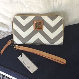 Dooney & Bourke Bailey Writlet
